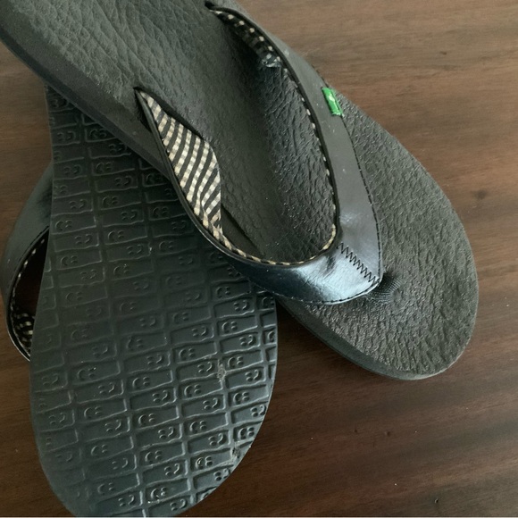 Sanuk Black Sandals with Green Detail - Picture 2 of 2